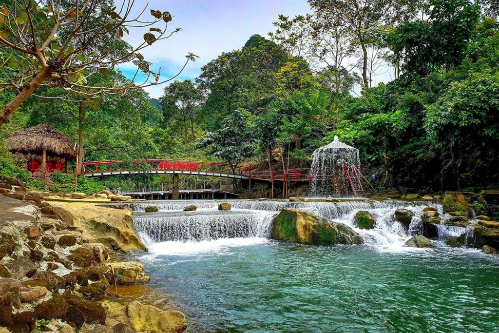 Mam Stream in Bac Son met kleine waterval, brug en helder water in groene omgeving