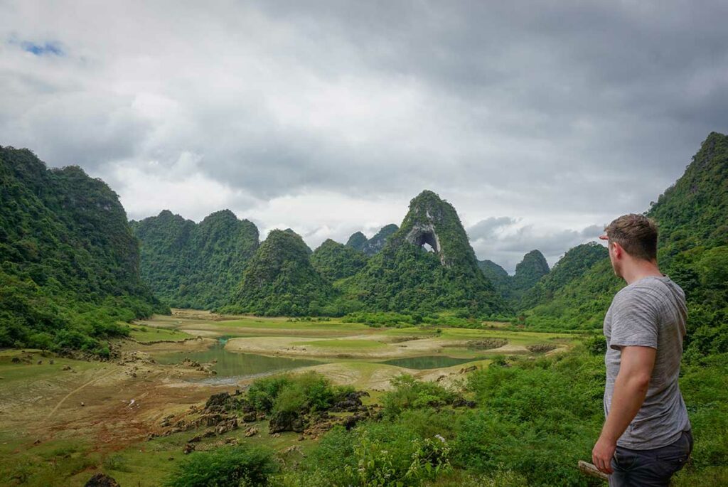 Marnick Schoonderwoerd van Local Vietnam met uitzicht op Angel Eye Mountain in Cao Bang in Noord-Vietnam