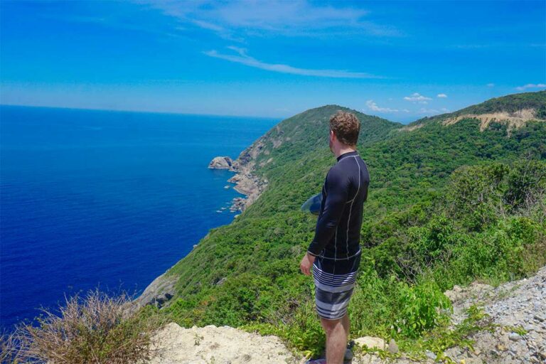 Marnick Schoonderwoerd van Local Vietnam met uitzicht over de kust en zee bij Cham Island bij Hoi An in Vietnam