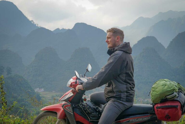 Marnick Schoonderwoerd van Local Vietnam tijdens een motorreis door het berglandschap van Ha Giang in Noord-Vietnam