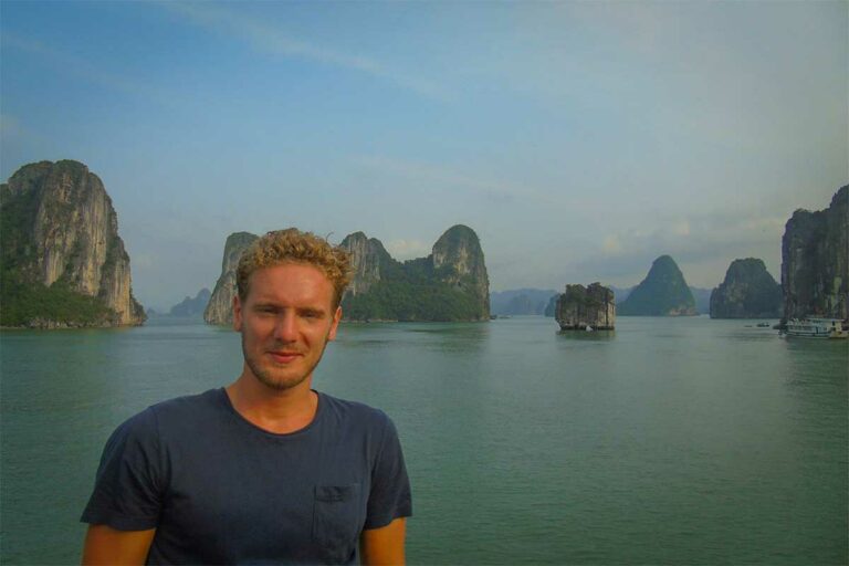 Marnick Schoonderwoerd van Local Vietnam met uitzicht over de kalkstenen eilanden van Lan Ha Bay in Noord-Vietnam