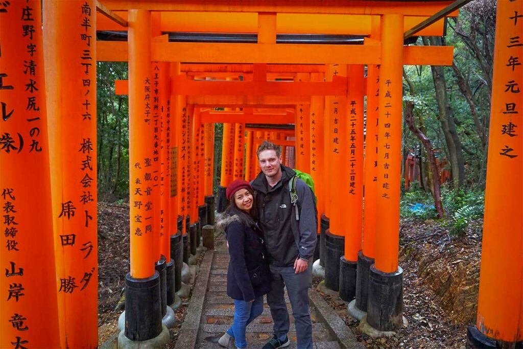 Nhung Phung en Marnick Schoonderwoerd van Local Vietnam bij de rode torii poorten van Fushimi Inari Shrine in Kyoto Japan