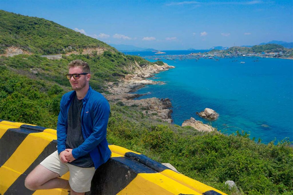 Marnick Schoonderwoerd van Local Vietnam bij een kustuitzicht in Ninh Thuan in Zuid-Centraal Vietnam