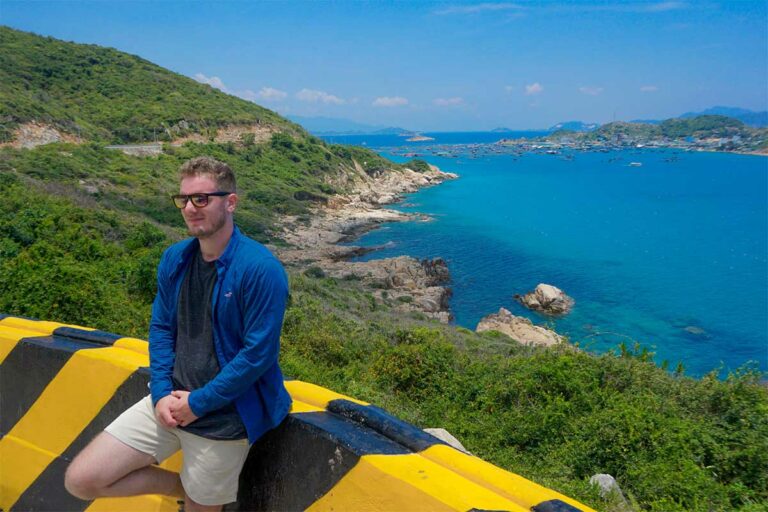 Marnick Schoonderwoerd van Local Vietnam bij een kustuitzicht in Ninh Thuan in Zuid-Centraal Vietnam