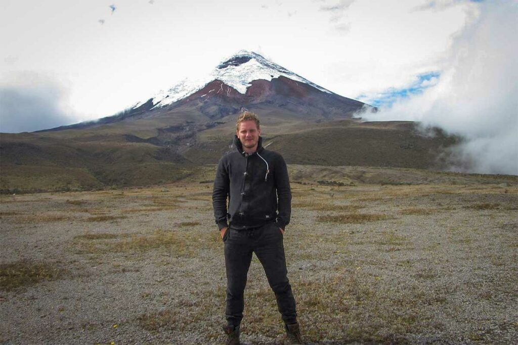 Marnick Schoonderwoerd bij een vulkaanlandschap in Ecuador tijdens een reis door de Andes
