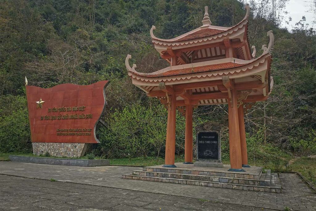 Monument bij Tam Canh Pass in Lang Son met traditioneel paviljoen en herdenkingsbord langs de weg