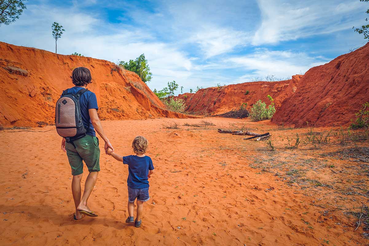 Mui Ne met kinderen wandelend door de Fairy Stream tussen rode zandkliffen