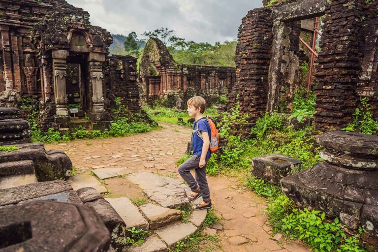My Son tempels bij Hoi An met kinderen tijdens ontdekkingstocht langs oude Cham ruïnes