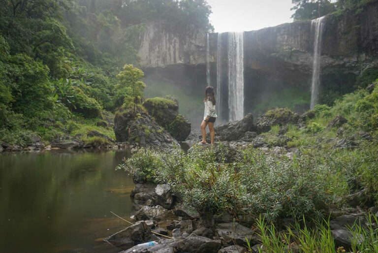 Nhung Phung van het Local Vietnam team bij de K50 waterval in Kon Chu Rang natuurreservaat in Gia Lai in Vietnam