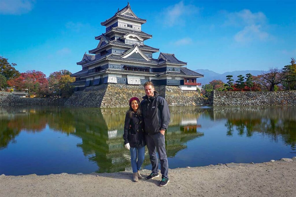 Nhung Phung en Marnick Schoonderwoerd van Local Vietnam bij Matsumoto Castle tijdens een reis in Japan