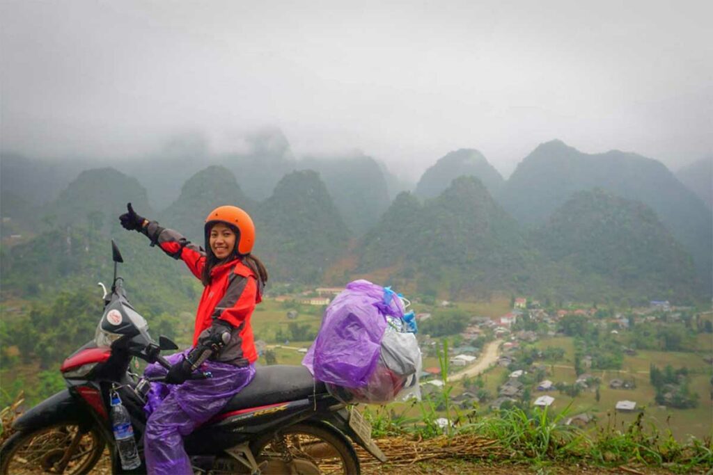 Nhung Phung van het Local Vietnam team tijdens een motorreis door de bergen van Ha Giang in Noord-Vietnam