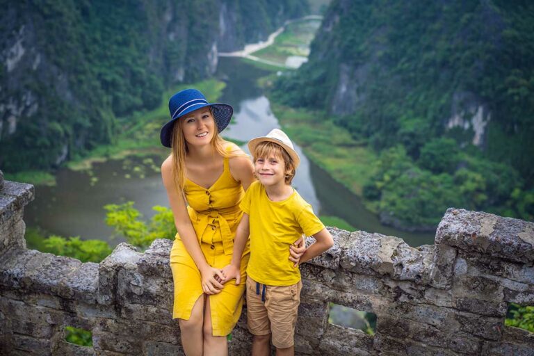 Ninh Binh met kinderen bij het uitzichtpunt van Mua Cave met panoramisch uitzicht over kalksteenbergen en rivier