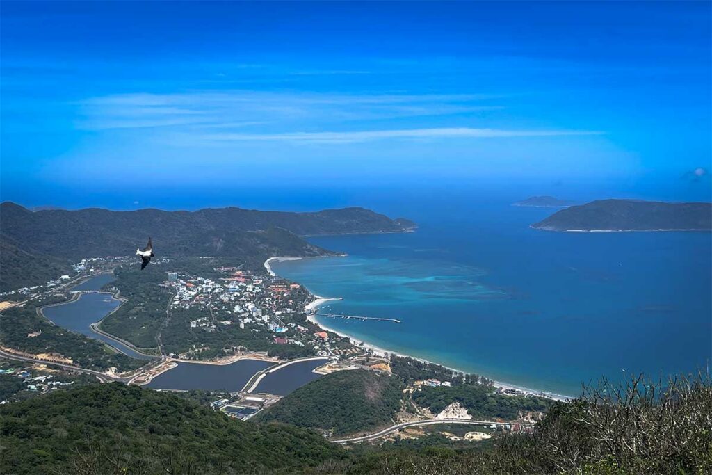 Uitzicht over Con Dao en de kustlijn vanaf Nui Thanh Gia met zee, eilanden en het dorp beneden in beeld