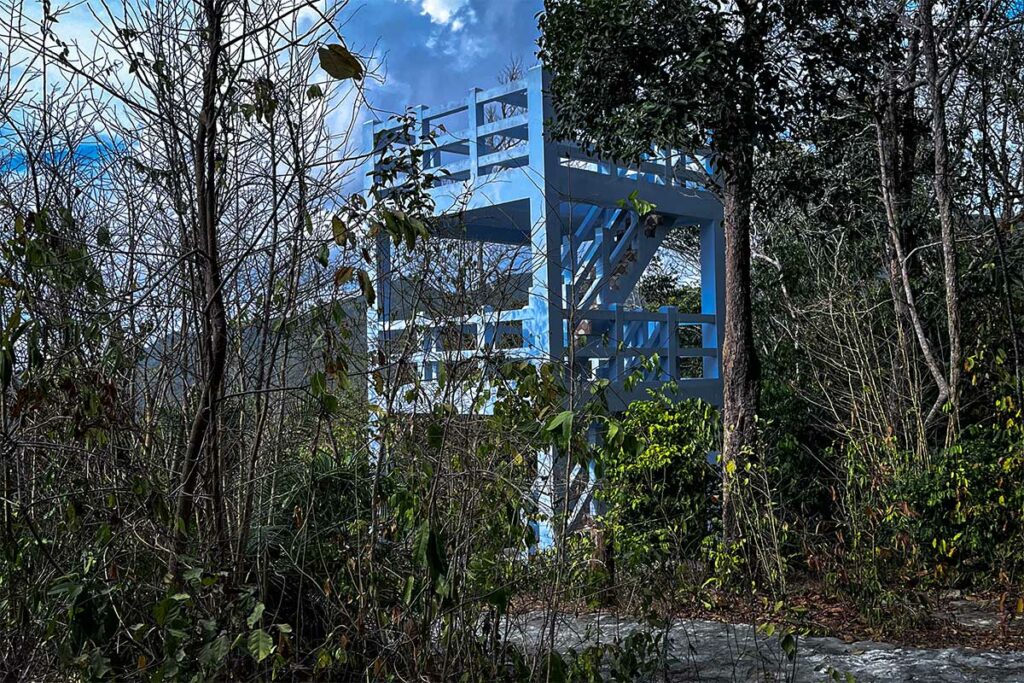 Observatietoren bij So Ray Viewpoint in Con Dao National Park, gelegen in de jungle langs een wandelroute met uitzicht over het eiland
