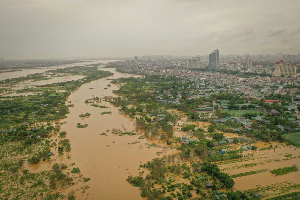 Overstromingen in de Rode Rivierdelta bij Hanoi na zware regen tijdens een tyfoon in Vietnam