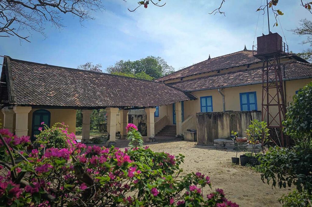 Gebouwen en binnenplaats van het Palace of the Island Governor op Con Dao, historische residentie uit de Franse koloniale tijd