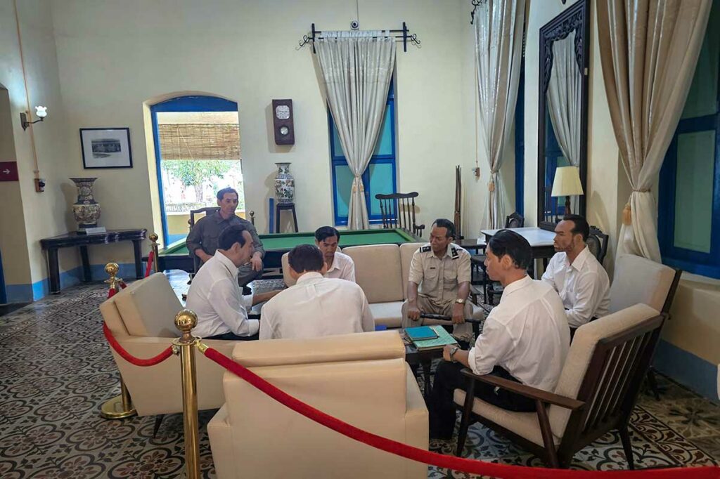 Interieur van het Palace of the Island Governor op Con Dao met vergadering en koloniale meubels, voormalige residentie van de gouverneur