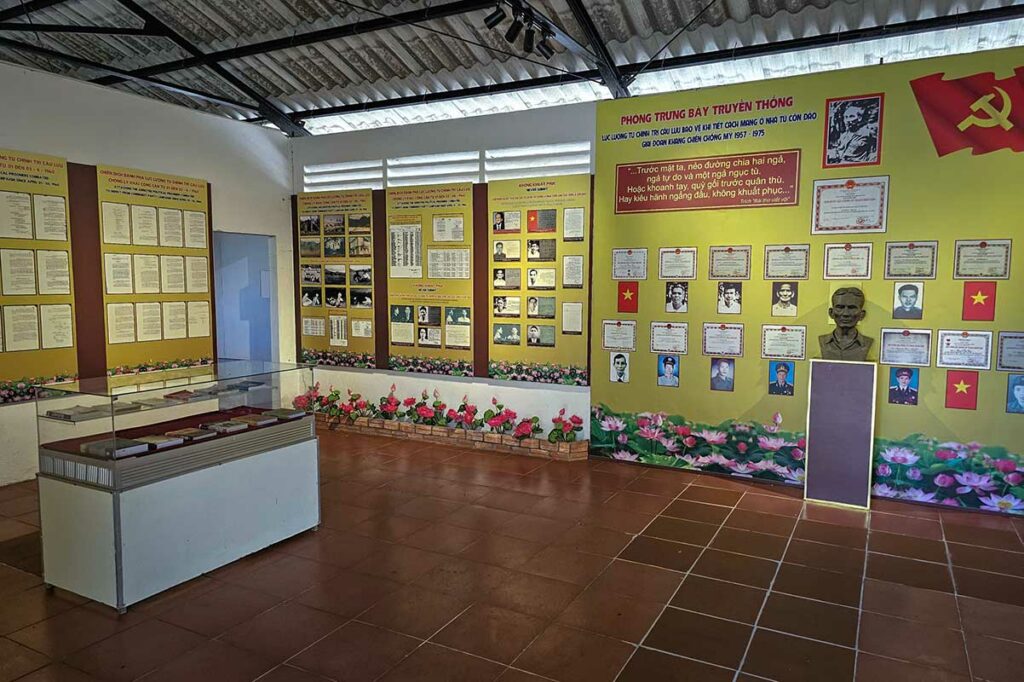 Tentoonstellingsruimte in Phu An Prison op Con Dao met foto’s en documenten over de geschiedenis van de gevangenis en de Vietnamoorlog