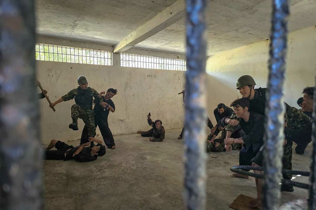 Reconstructie van mishandeling van gevangenen in Phu An Prison op Con Dao, toont de zware omstandigheden tijdens de Vietnamoorlog