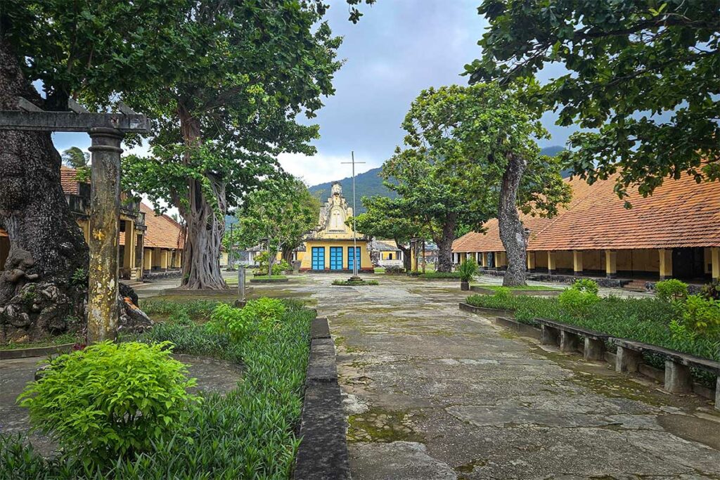 Gevangenenstandbeelden in een cel van Phu Hai Prison op Con Dao, die de omstandigheden en geschiedenis van de gevangenis tijdens de Vietnamoorlog tonen