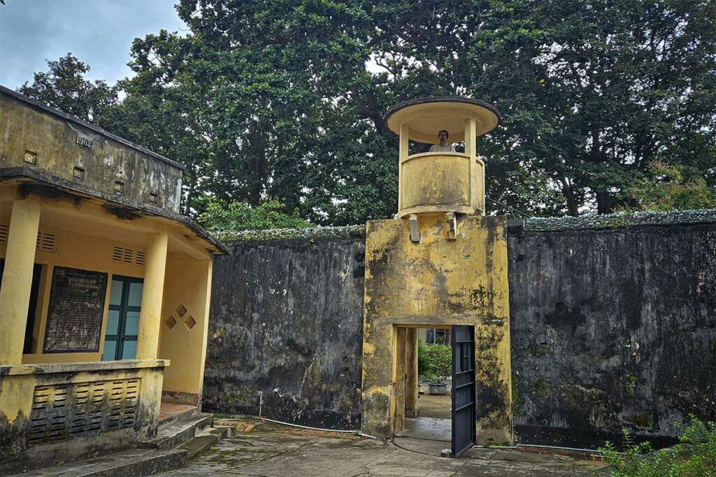 Ingang met wachttoren van Phu Hai Prison op Con Dao, een historische gevangeniscomplex uit de koloniale periode in Vietnam