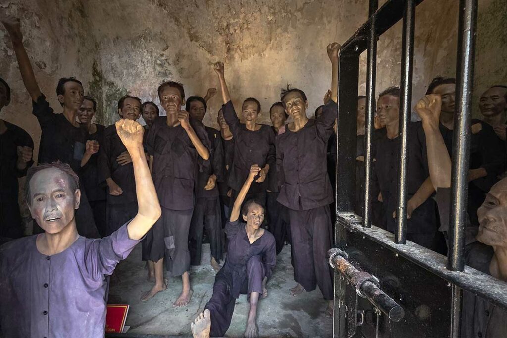 Binnenplaats van Phu Hai Prison op Con Dao met oude gebouwen en kapel, onderdeel van het voormalige gevangeniscomplex in Vietnam