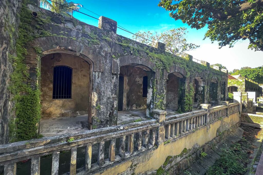 Verlaten cellen met bogen en verweerde muren in Phu Son Prison op Con Dao, onderdeel van het historische gevangeniscomplex in Vietnam
