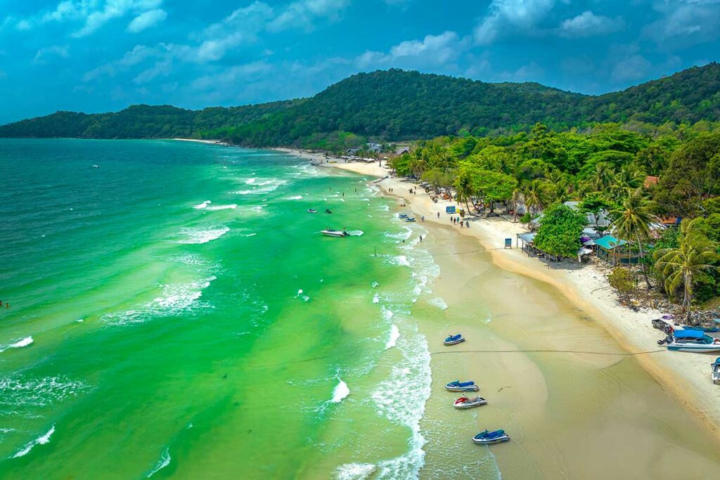 Phu Quoc strand met turquoise zee en palmbomen, een tropische bestemming in Zuid-Vietnam