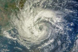 Satellietbeeld van een tyfoon boven de Zuid-Chinese Zee die richting Vietnam beweegt