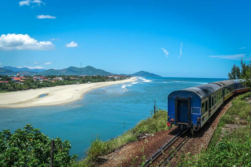 Trein langs Lang Co Beach op de Hai Van Pass spoorlijn met uitzicht op zee en kust in Vietnam