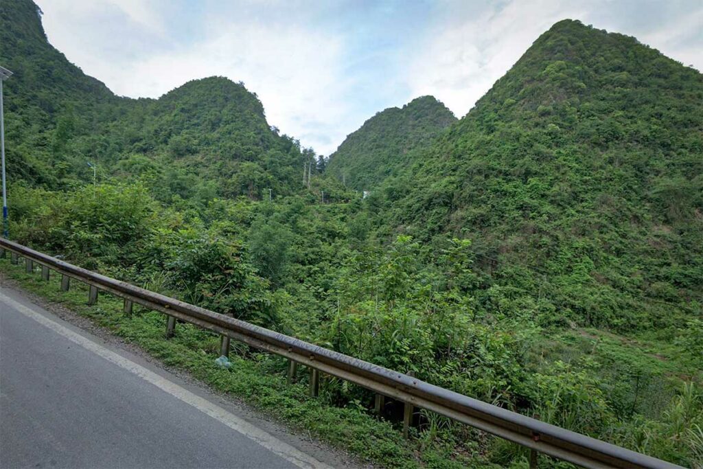 Bergweg bij Tam Canh Pass in Lang Son met uitzicht op groene heuvels en vallei
