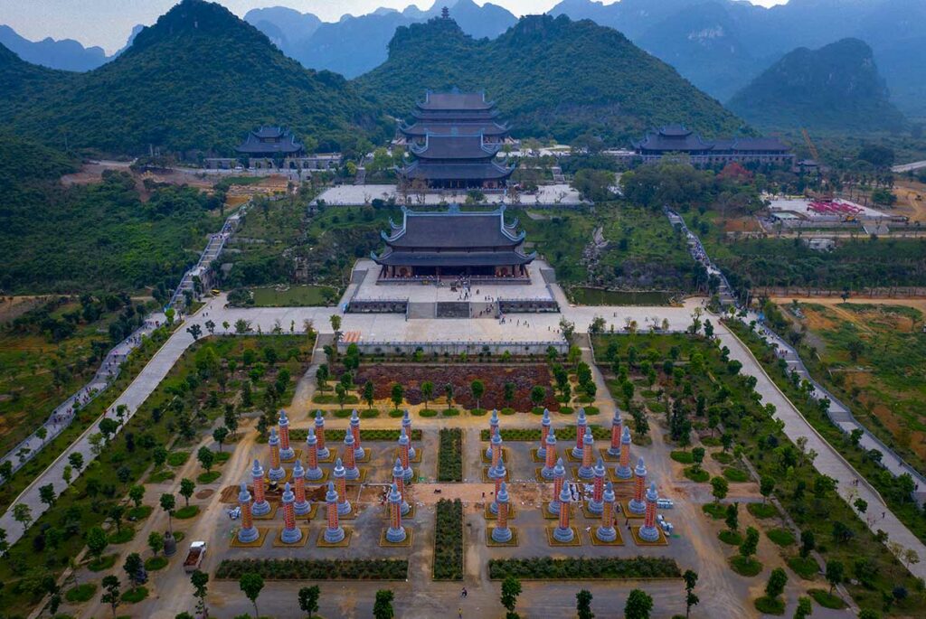 Zuilentuin met soetra pilaren bij Tam Chuc Pagoda en symmetrisch tempelcomplex