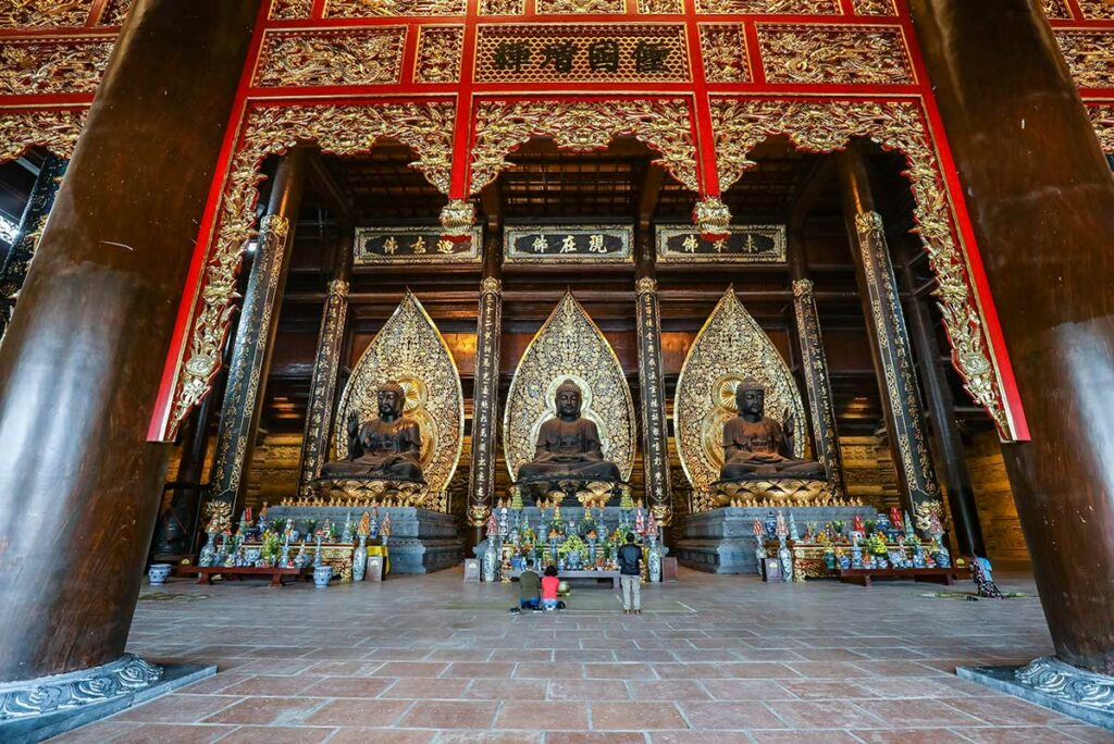 Drie grote bronzen Boeddhabeelden in Tam The Palace bij Tam Chuc Pagoda