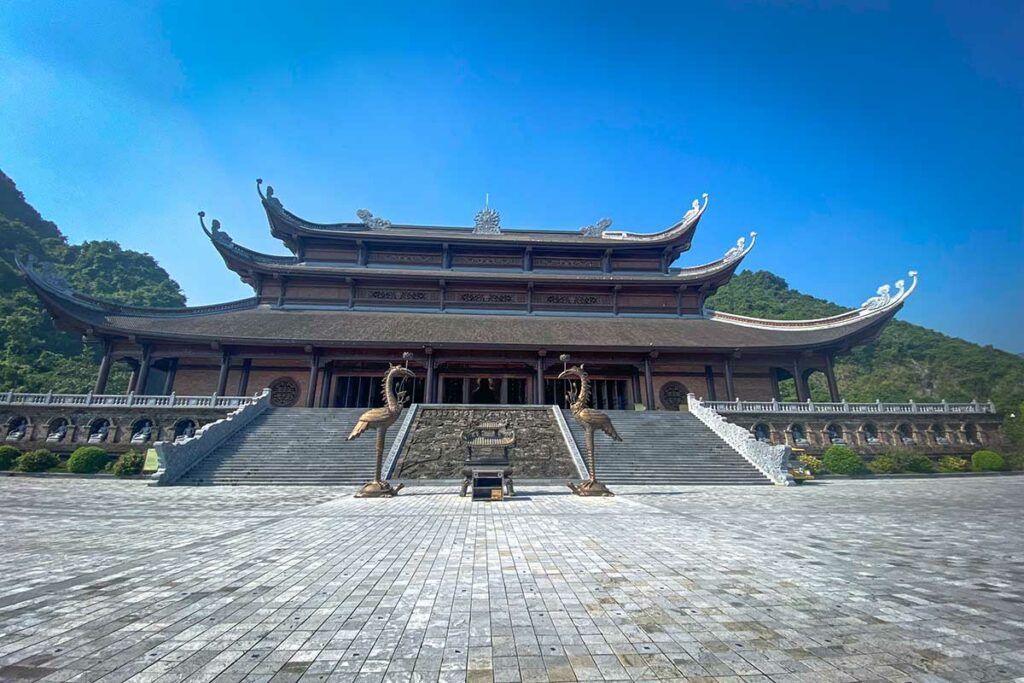 Tam The Palace bij Tam Chuc Pagoda met brede trappen en traditionele Vietnamese tempelarchitectuur