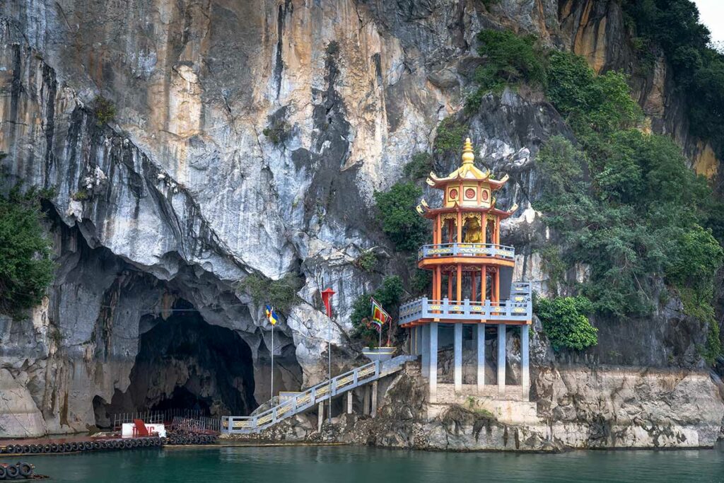 Thac Bo Pagoda bij grot aan het meer in Hoa Binh Vietnam met tempel gebouwd tegen rotswand