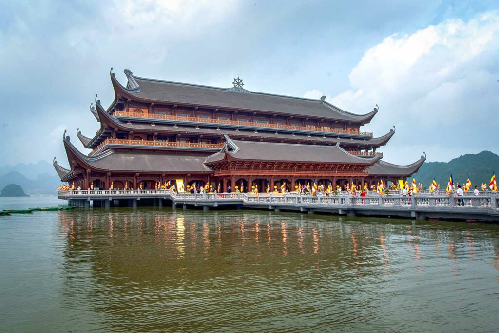 Thuy Dinh gebouw van Tam Chuc Pagoda, grote tempel op het water met traditionele Vietnamese architectuur