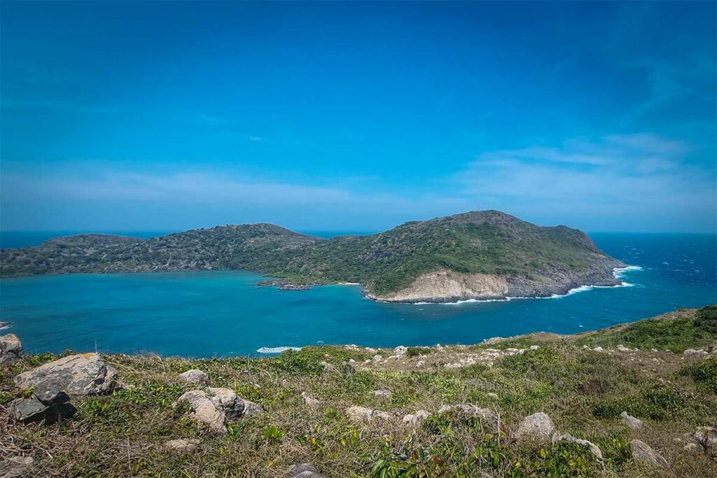 Uitzicht over de kust en eilanden van Con Dao National Park tijdens een trekkingroute door het heuvelachtige landschap
