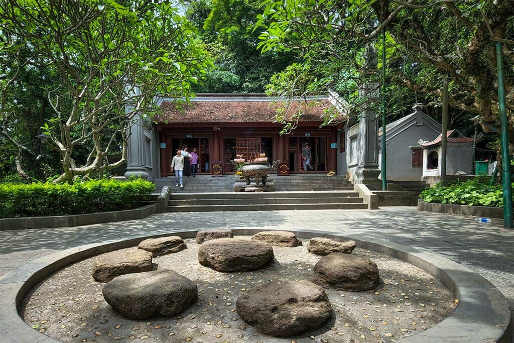 Trung Tempel (Middle Temple) in het Hung Kings complex met binnenplaats en offerstenen omgeven door bomen.
