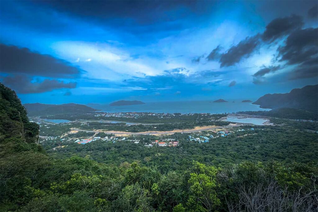 Panoramisch uitzicht vanaf So Ray Viewpoint over Con Dao met bergen, zee en kustlijn tijdens een hike