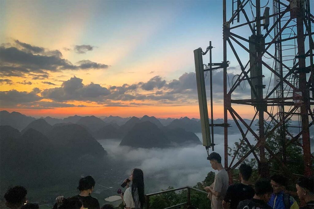Uitzicht vanaf Na Lay Peak over Bac Son Valley bij zonsopgang met mist en karstbergen
