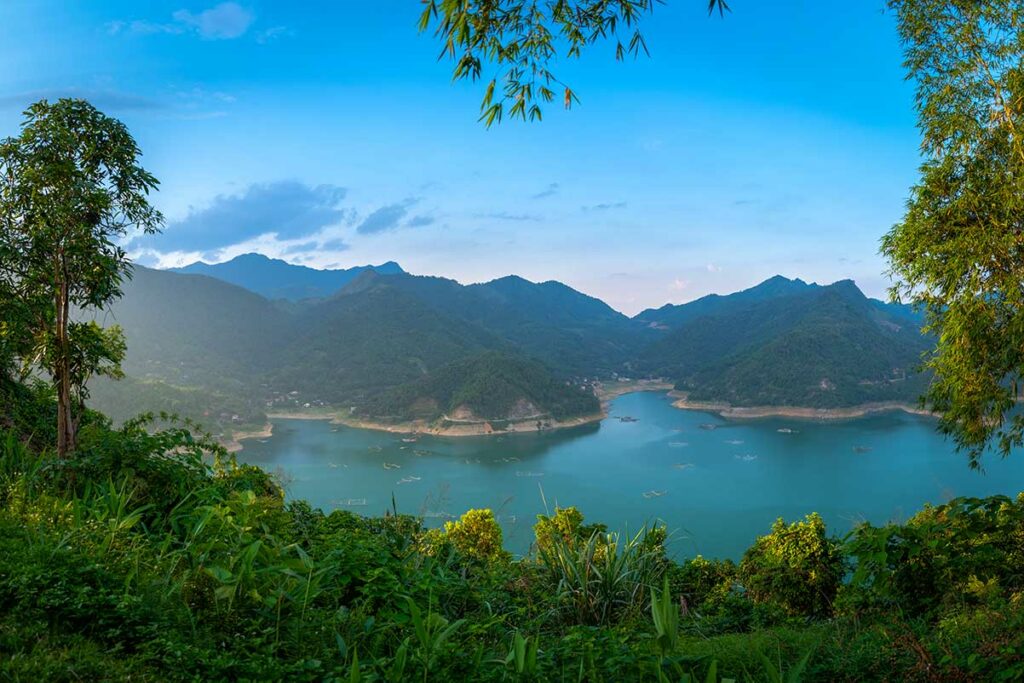 Uitzichtpunt over Hoa Binh Lake in Vietnam met panoramisch zicht op het meer en bergen