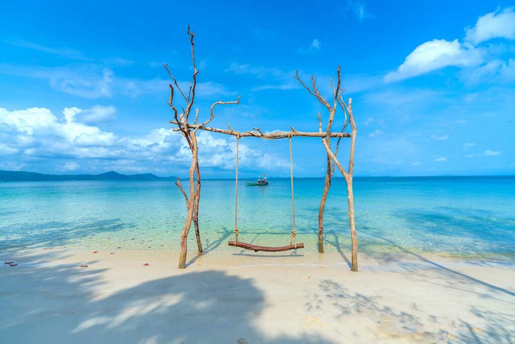 Tropisch strand met helder blauw water en zonnig weer in Vietnam – voorbeeld van goede strandcondities tijdens de beste reistijd in het droge seizoen