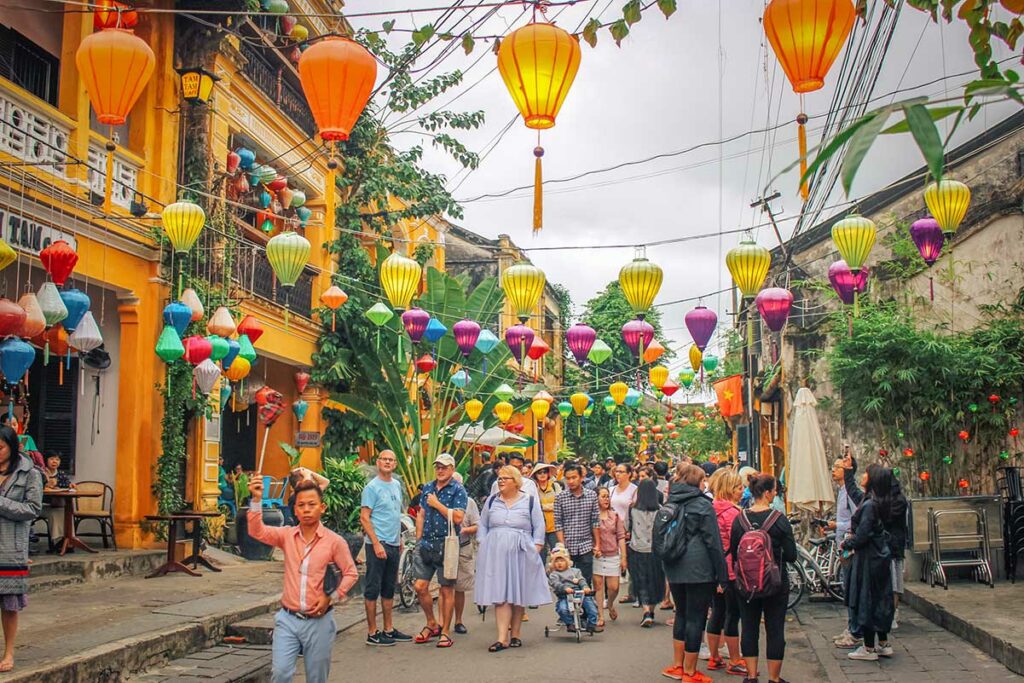 Hoi An Ancient Town met kleurrijke lantaarns en drukke straat tijdens hoogseizoen in Vietnam – voorbeeld van populaire bestemming tijdens de beste reistijd voor Vietnam