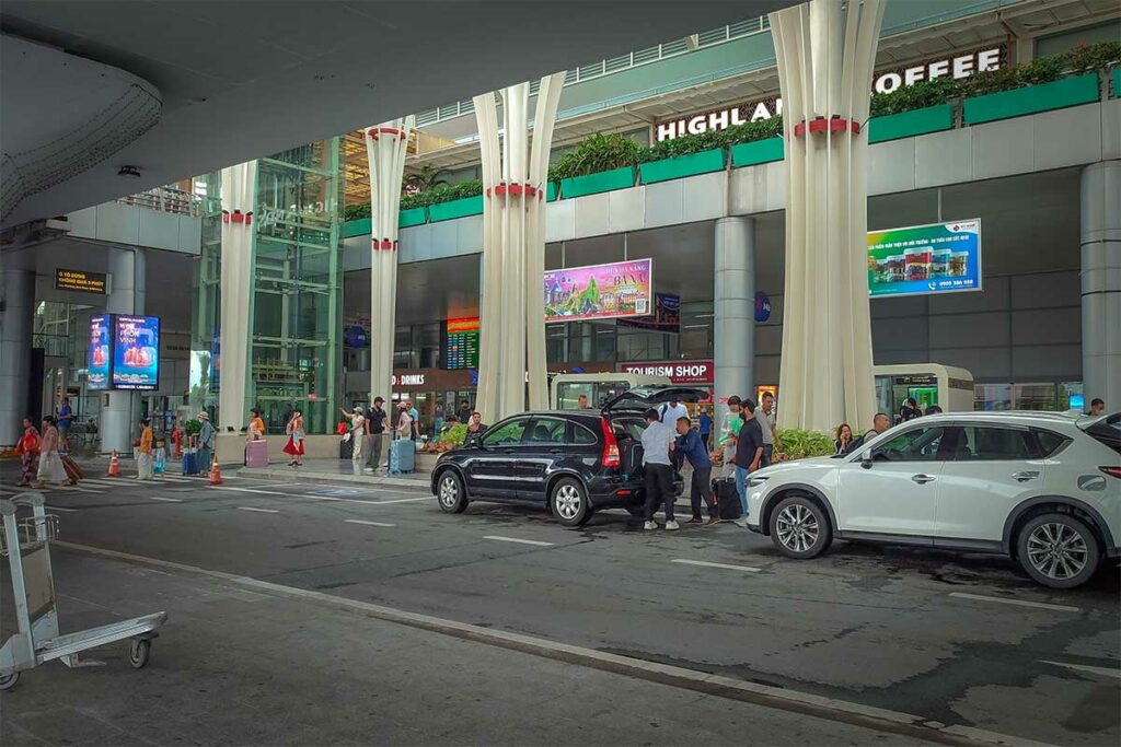 Da Nang International Airport aankomsthal met taxi’s en reizigers voor transfer naar Hoi An