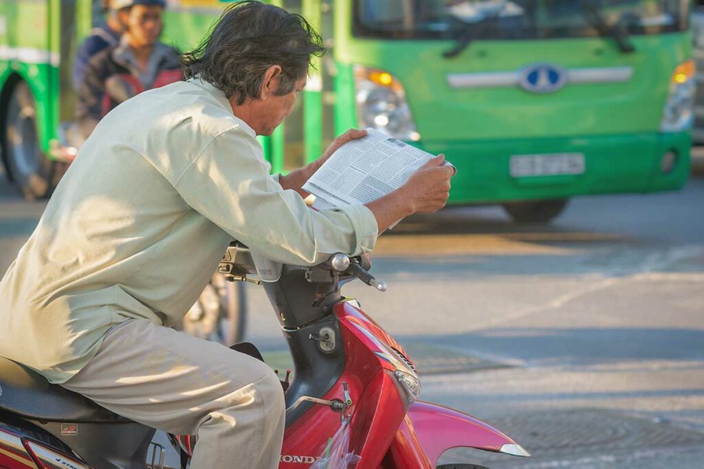 traditionele xe om motorbike taxi chauffeur wachtend op klanten op straat in Ho Chi Minh City