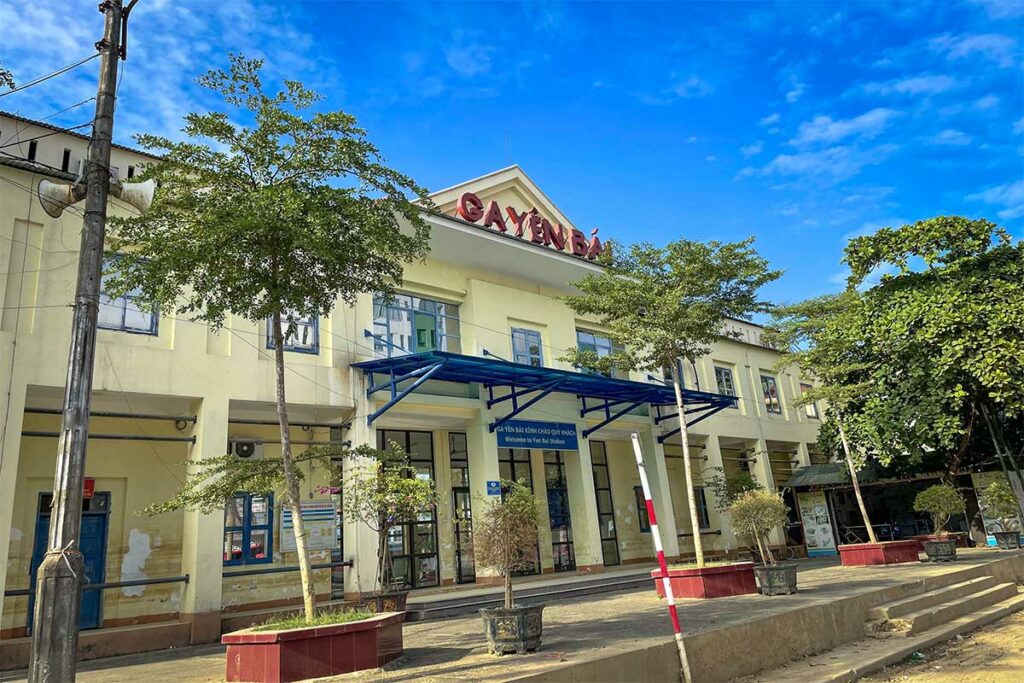 Yen Bai treinstation in Vietnam met ingang van het station en lokaal vervoer