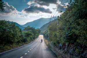Weg door het bergachtige landschap van Con Dao National Park met motorbike tussen jungle en heuvels