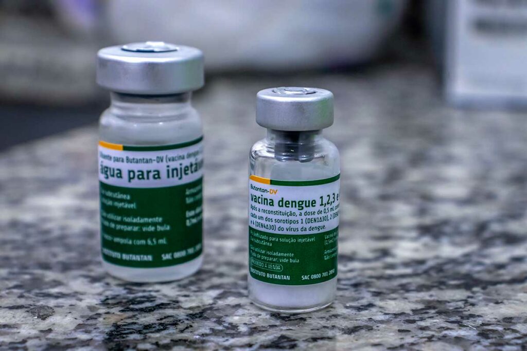 Twee glazen flacons van het Butantan dengue-vaccin op een marmeren ondergrond — vaccinatie tegen dengue is een optie om te overwegen voor een reis naar Vietnam