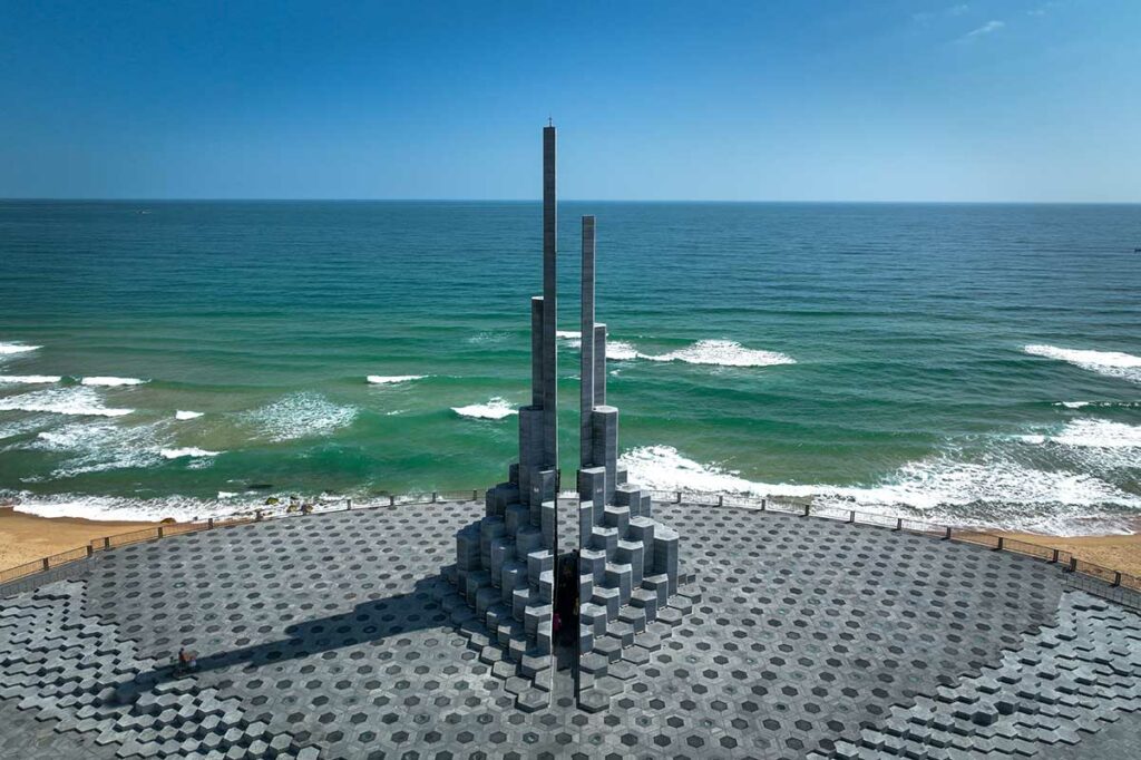 De Nghinh Phong toren aan de boulevard van Tuy Hoa, bestaande uit oplopende betonnen blokken en slanke pinakels op een hexagonaal plein direct aan de zee — een van de bekendste landmarks van Phu Yen