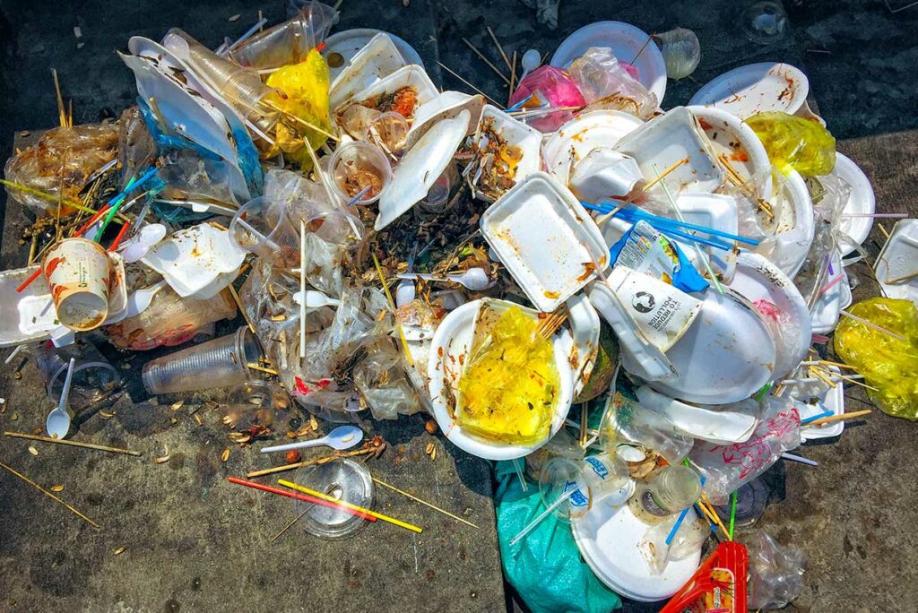 Berg plastic wegwerpafval op straat in Vietnam, een herinnering aan de plasticvervuiling waarmee duurzame reizigers in Vietnam bewust omgaan